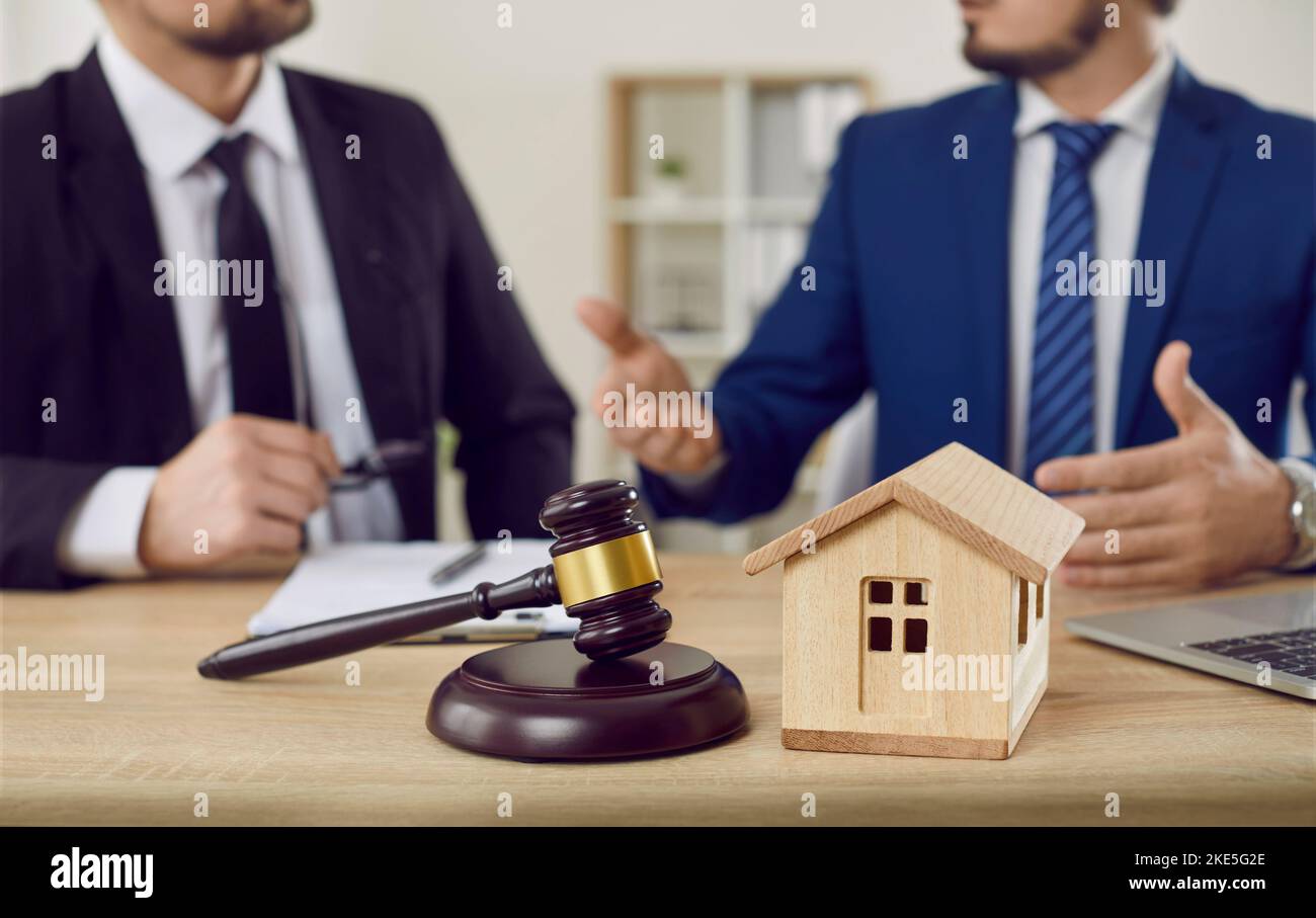Geschäftsmann bekommen rechtliche Beratung über Hausbau von Immobilien Anwalt Stockfoto