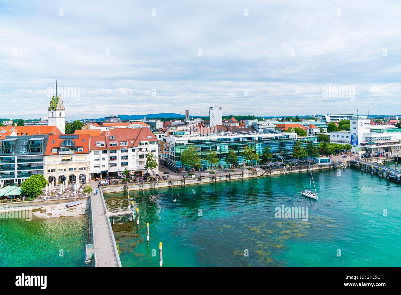 Deutschland, Friedrichshafen Stadtküste bodensee Häuser Promenade Seeufer Sommer, Luftpanorama über Gebäuden Stockfoto