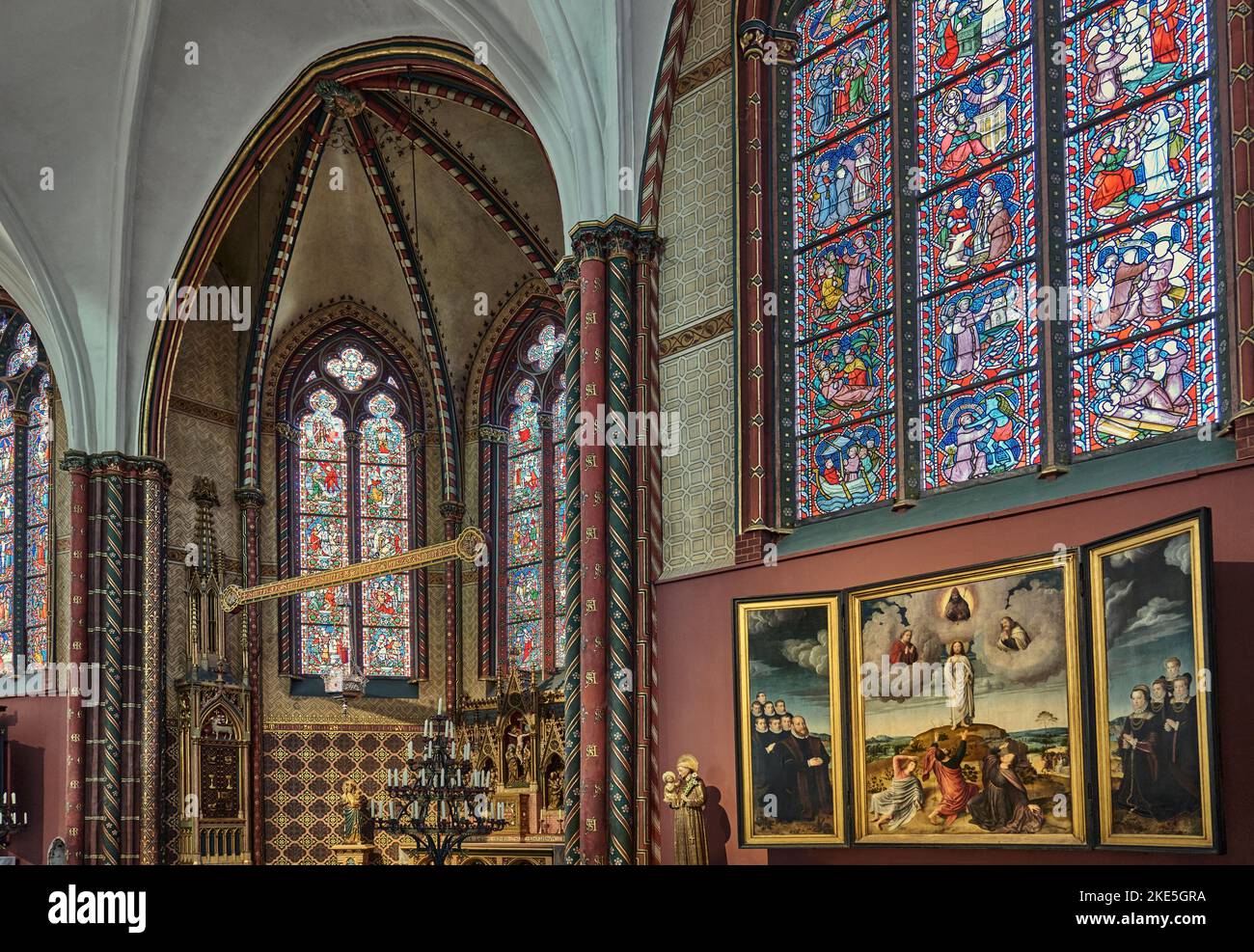 Brügge, Belgien - 20. Juli 2020: Dekorationen und sakrale Gemälde in der Frauenkirche Stockfoto