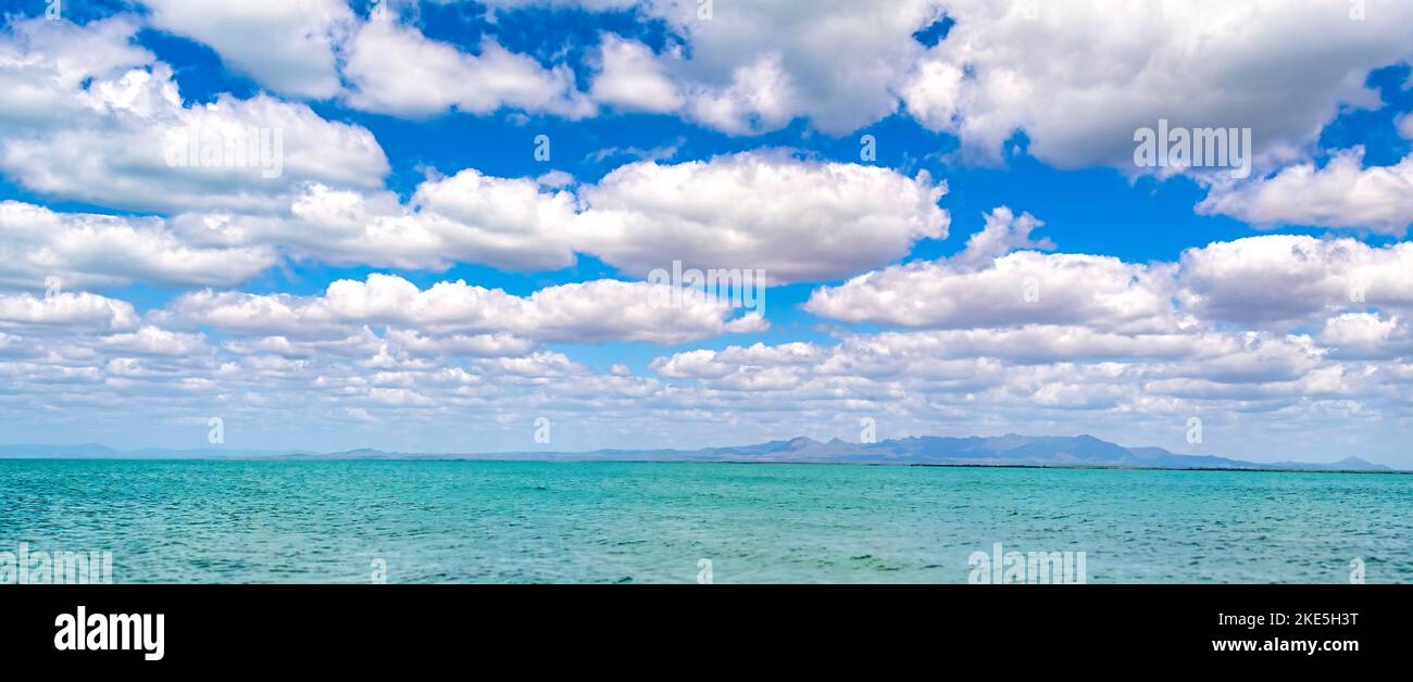 Weitwinkelansicht der wunderschönen Wolkenlandschaft über dem Meer. Stockfoto