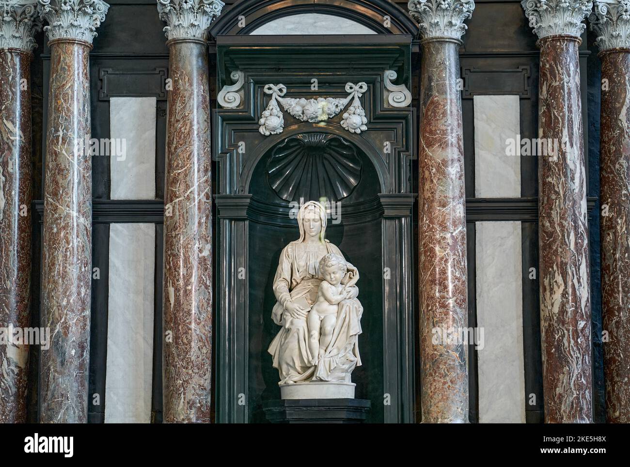 Brügge, Belgien - 20. Juli 2020: Die Madonna von Brügge von Michelangelo Buonarroti in der Frauenkirche Stockfoto