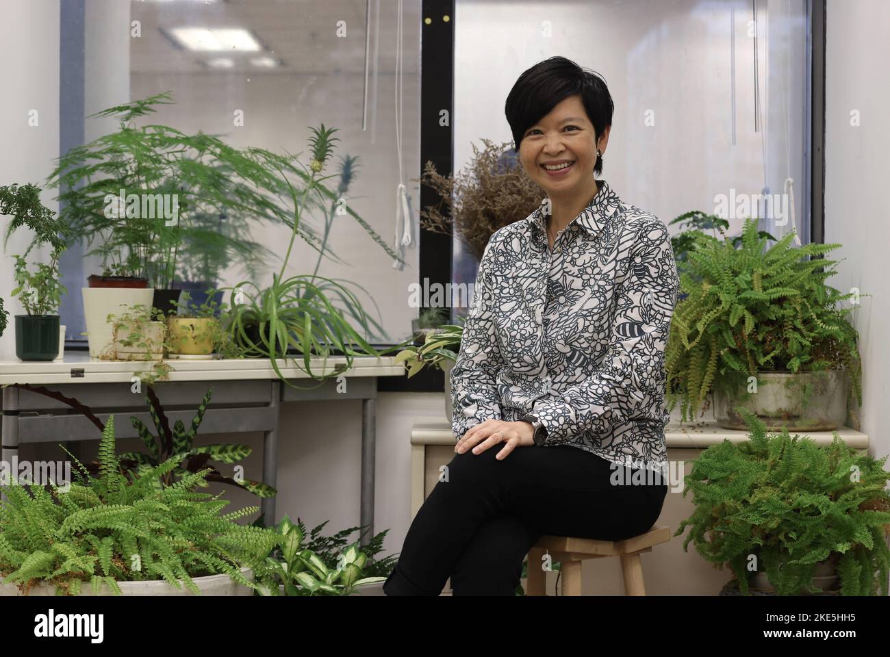 Ministerin für Wohnungswesen, Frau Wing-yin, im Wohnungsbüro am Immigration Tower in Wanchai. 04AUG22 SCMP/Jonathan Wong Stockfoto