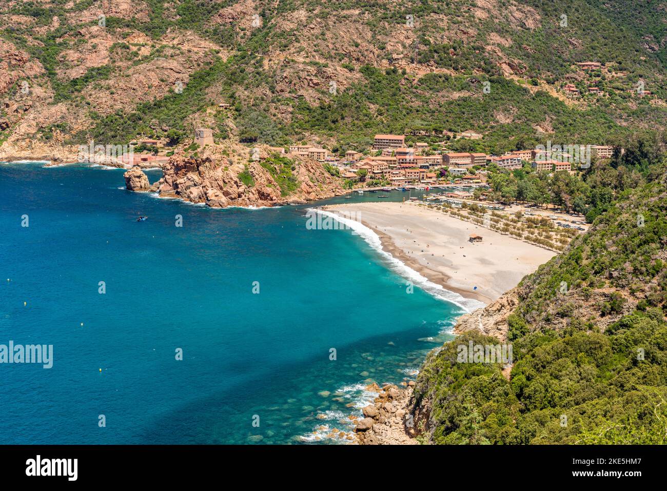 Schöne Meereslandschaft mit dem Dorf Porto. Corse, Frankreich. Stockfoto