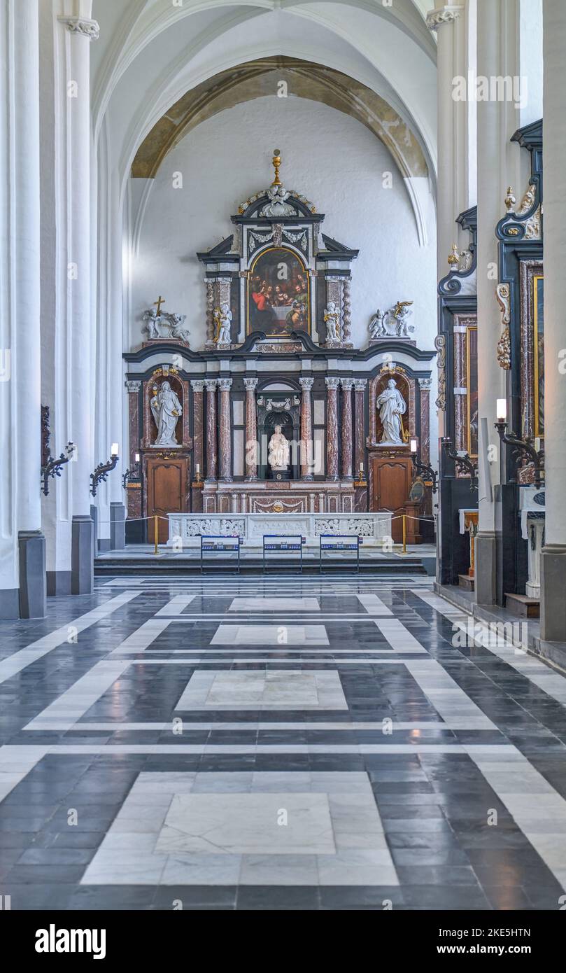 Brügge, Belgien - 20. Juli 2020: Die Kapelle mit der Madonna von Brügge von Michelangelo Buonarroti in der Frauenkirche Stockfoto