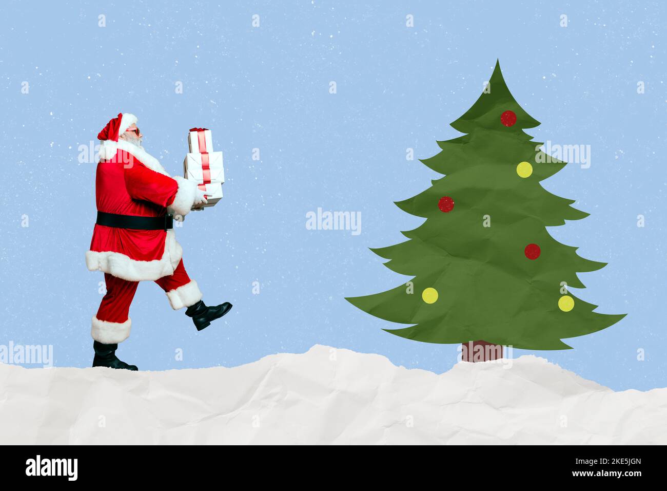 Kreative Collage Foto Illustration von positiven gute Laune Art santa bringen Geschenke auf Papier weihnachtsbaum isoliert auf blauem Hintergrund Stockfoto