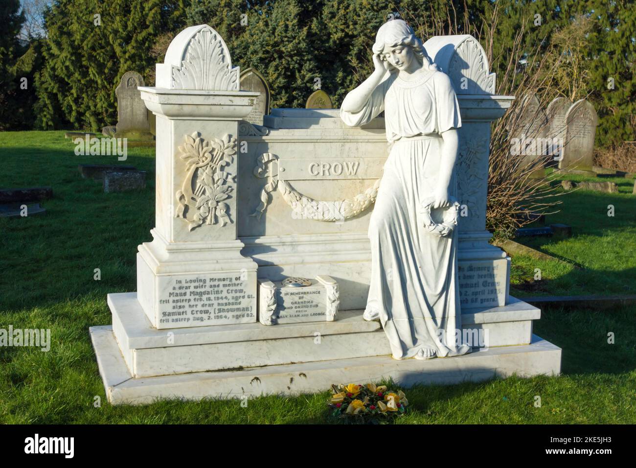 Eine aufwendige Marmor Grabstein für die Krähe Familie einschließlich der bekannten lokalen Showman Stanley Crow in Northallerton Friedhof Stockfoto