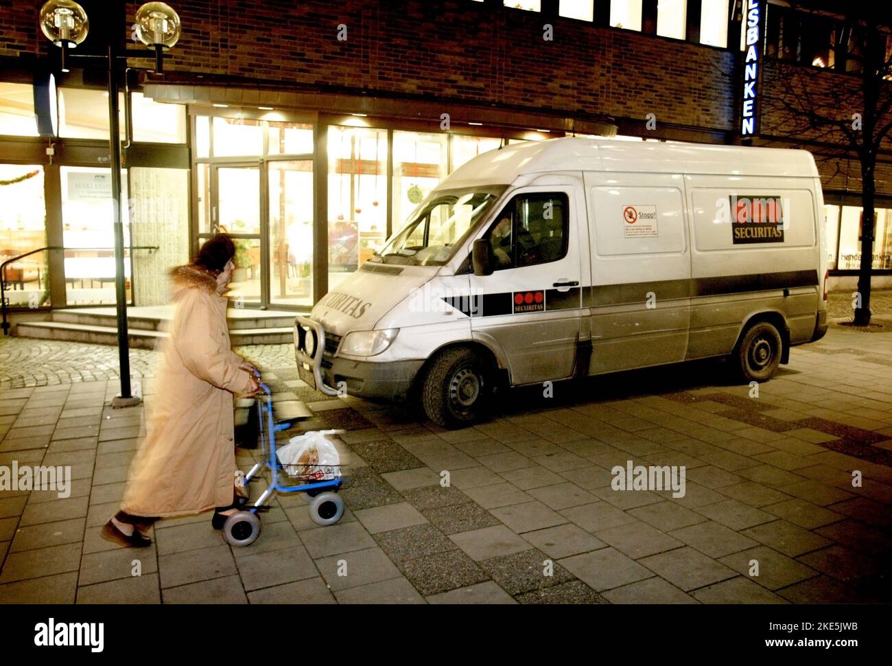 Securitas transportiert das Fahrzeug vor einer Bank. Securitas ab ist eine Sicherheitsdienstleistungsgruppe (Sicherheitsschutz und mobile Patrouillen), Überwachungs-, Beratungs- und Ermittlungsgruppe mit Sitz in Stockholm, Schweden. Stockfoto