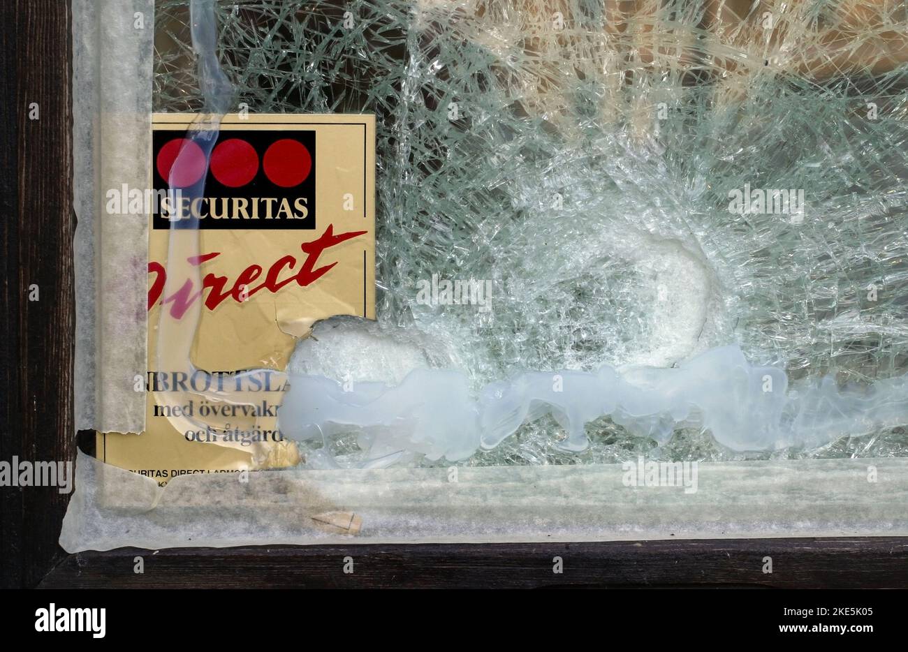Securitas-Schild auf dem Glas eines Schaufensters. Securitas ab ist eine Sicherheitsdienstleistungsgruppe (Sicherheitsschutz und mobile Patrouillen), Überwachungs-, Beratungs- und Ermittlungsgruppe mit Sitz in Stockholm, Schweden. Stockfoto
