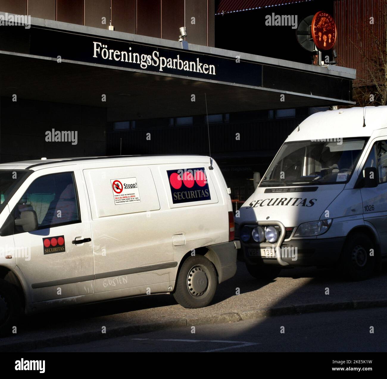 Securitas transportiert das Fahrzeug vor einer Bank. Securitas ab ist eine Sicherheitsdienstleistungsgruppe (Sicherheitsschutz und mobile Patrouillen), Überwachungs-, Beratungs- und Ermittlungsgruppe mit Sitz in Stockholm, Schweden. Stockfoto