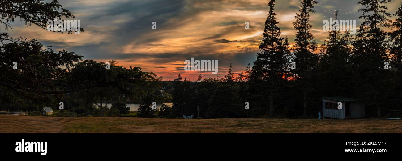 Ein wunderschöner Sonnenuntergang in St. George, Maine. Stockfoto