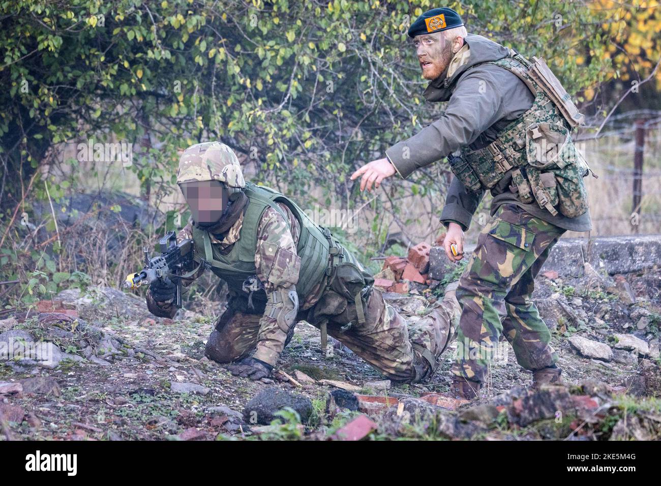 EDITORS NOTE IMAGE PIXELATED AT SOURCE Ein ukrainischer Soldat nimmt unter Aufsicht eines niederländischen Soldaten an der Militärübung Teil (rechts) während eines Besuchs von Verteidigungsministern der Länder der Gemeinsamen Expeditionary Force, um Soldaten der Streitkräfte der Ukraine an der von Großbritannien geführten Grundausbildung teilzunehmen Programm auf einem militärischen Trainingslager im Nordosten Englands. Bilddatum: Mittwoch, 9. November 2022. Stockfoto