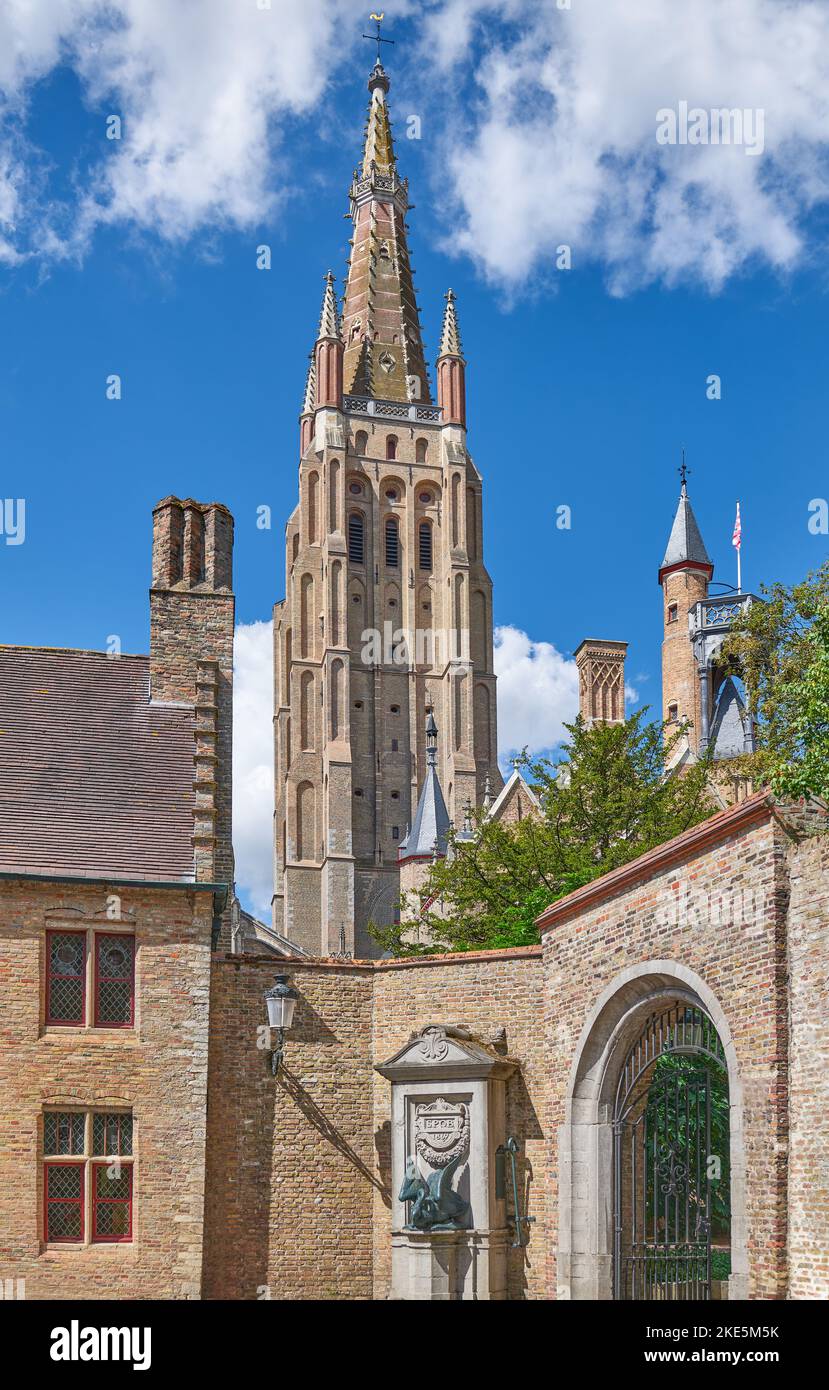 Brügge, Belgien, Blick auf den Glockenturm der Liebfrauenkirche Stockfoto