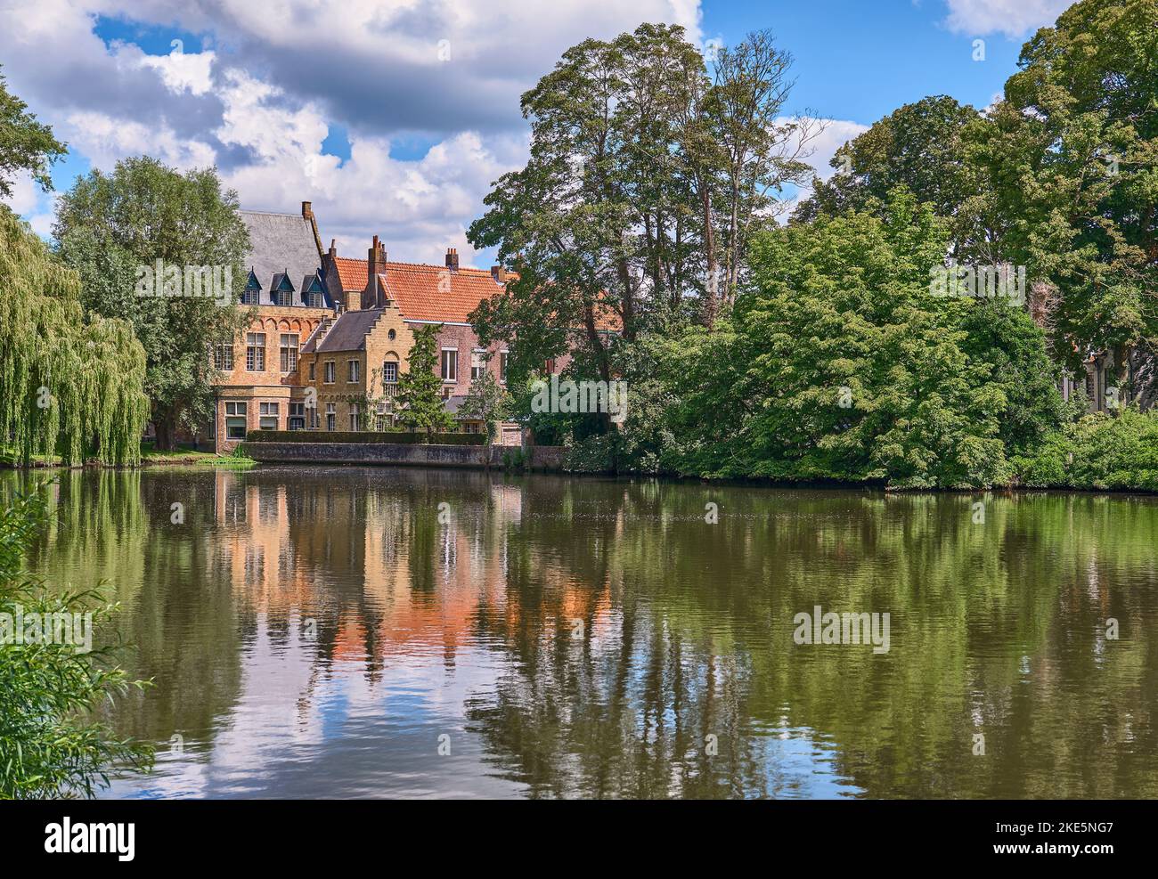 Brügge, Belgien, Panoramablick auf den Minnewater See (See der Liebe) mit mittelalterlichen Architekturen Stockfoto