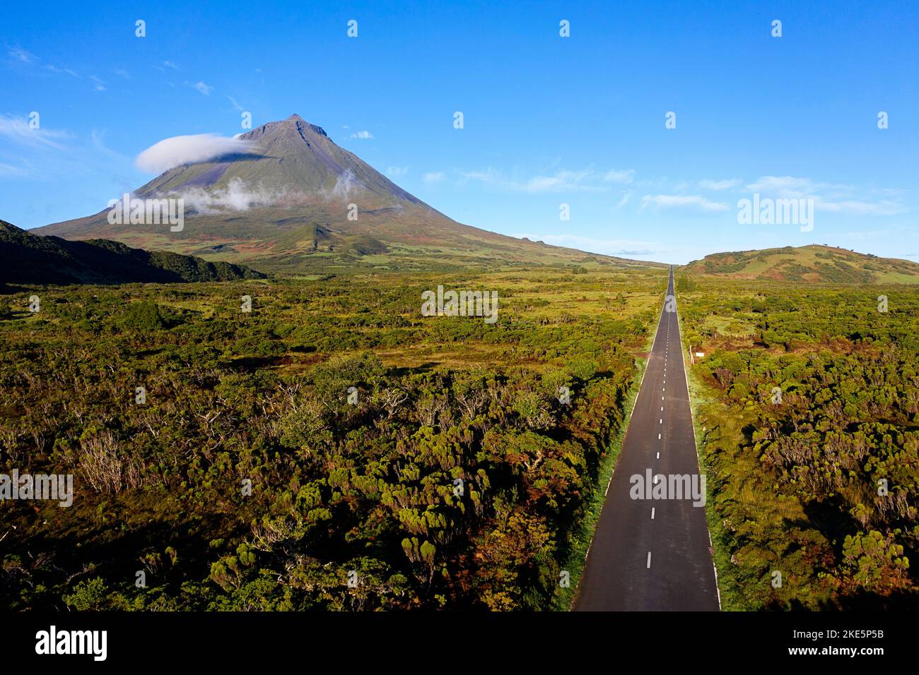 Luftaufnahme einer Straße, die Ponta da Pico teilweise mit Wolken bedeckt und klaren Himmel in der Nähe von Lagoa do Capitão, Pico Island, Azoren, Portugal Stockfoto