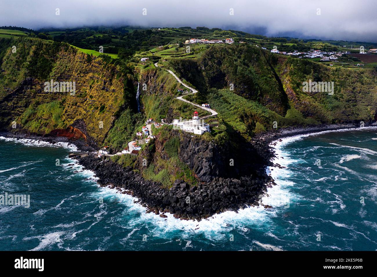 Luftaufnahme des Leuchtturms Farol do Arnel bei Nordeste auf der Insel Sao Miguel, Azoren, Portugal Stockfoto