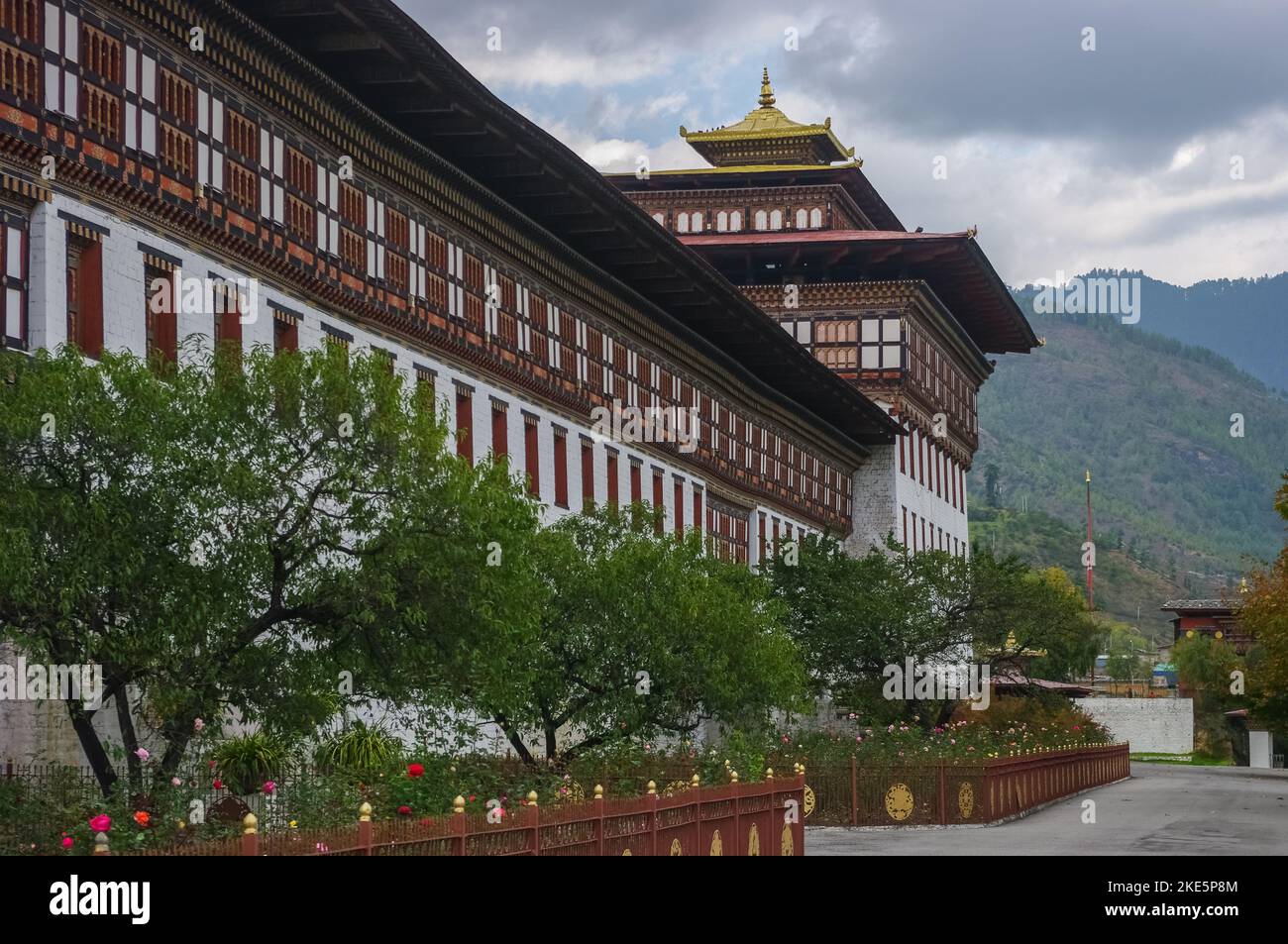 Landschaft Seitenansicht von Tashichho Dzong, Festung, Kloster und Sitz der Regierung in Thimphu, Hauptstadt von Bhutan Stockfoto
