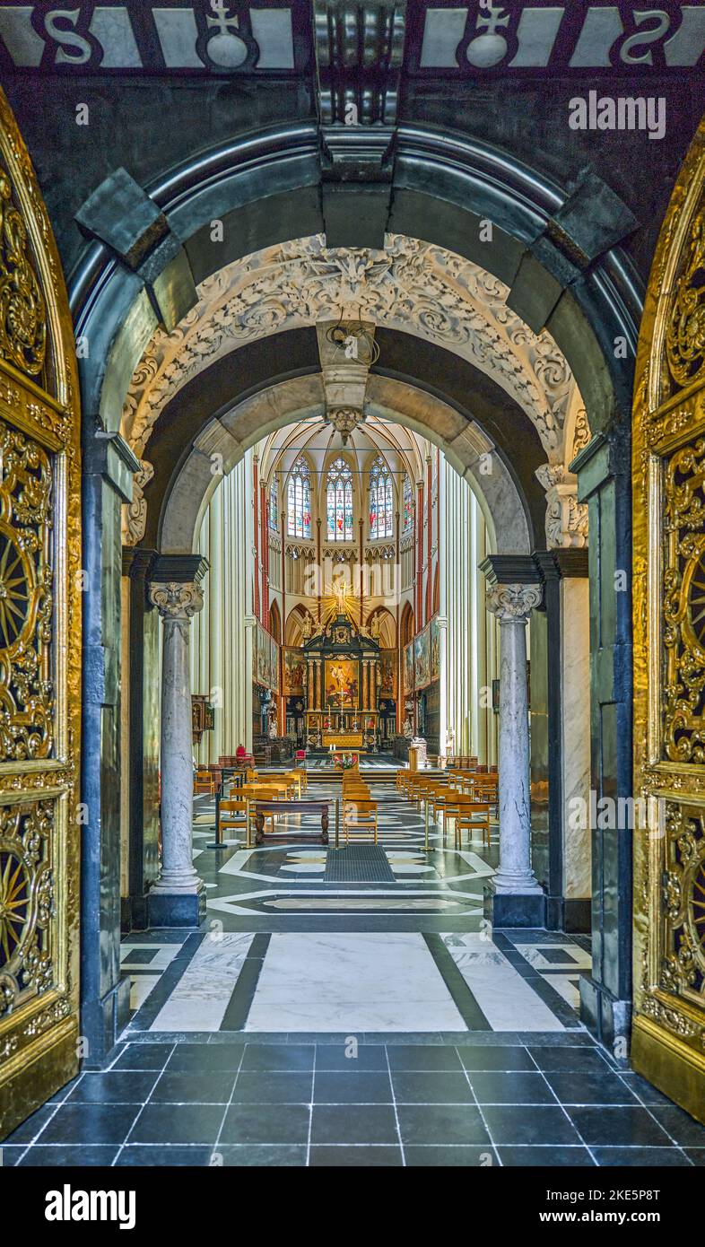 Brügge, Belgien - 21. Juli 2020: Innenansicht der Kathedrale St. Salvator Stockfoto
