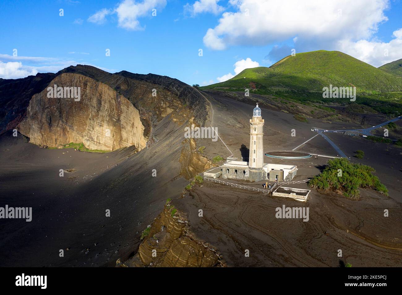 Alter Leuchtturm von Ponta dos Capelinhos auf der Insel Faial auf den Azoren, Portugal Stockfoto
