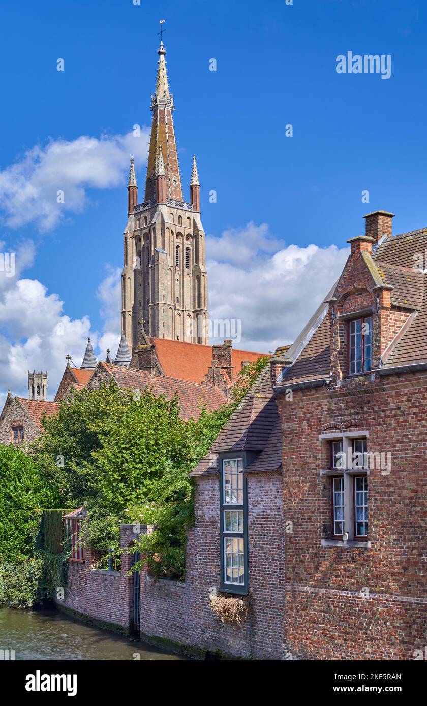 Brügge, Belgien, der Glockenturm der Liebfrauenkirche von der Altstadt aus gesehen Stockfoto