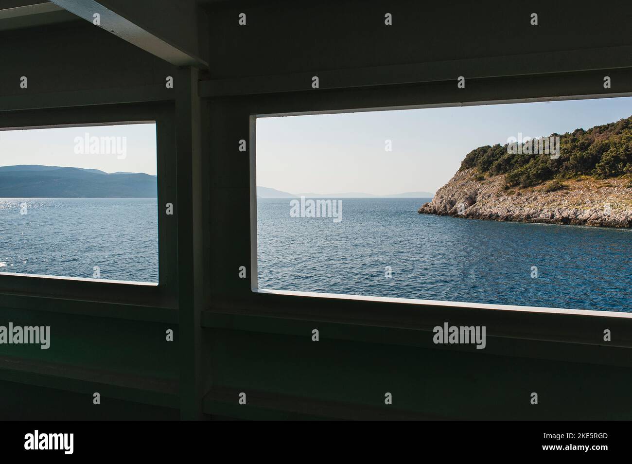 Blick auf die Adria mit den Inseln von Kroatien im Vordergrund und Hintergrund Aussichtspunkt ist von einer Autofähre Stockfoto