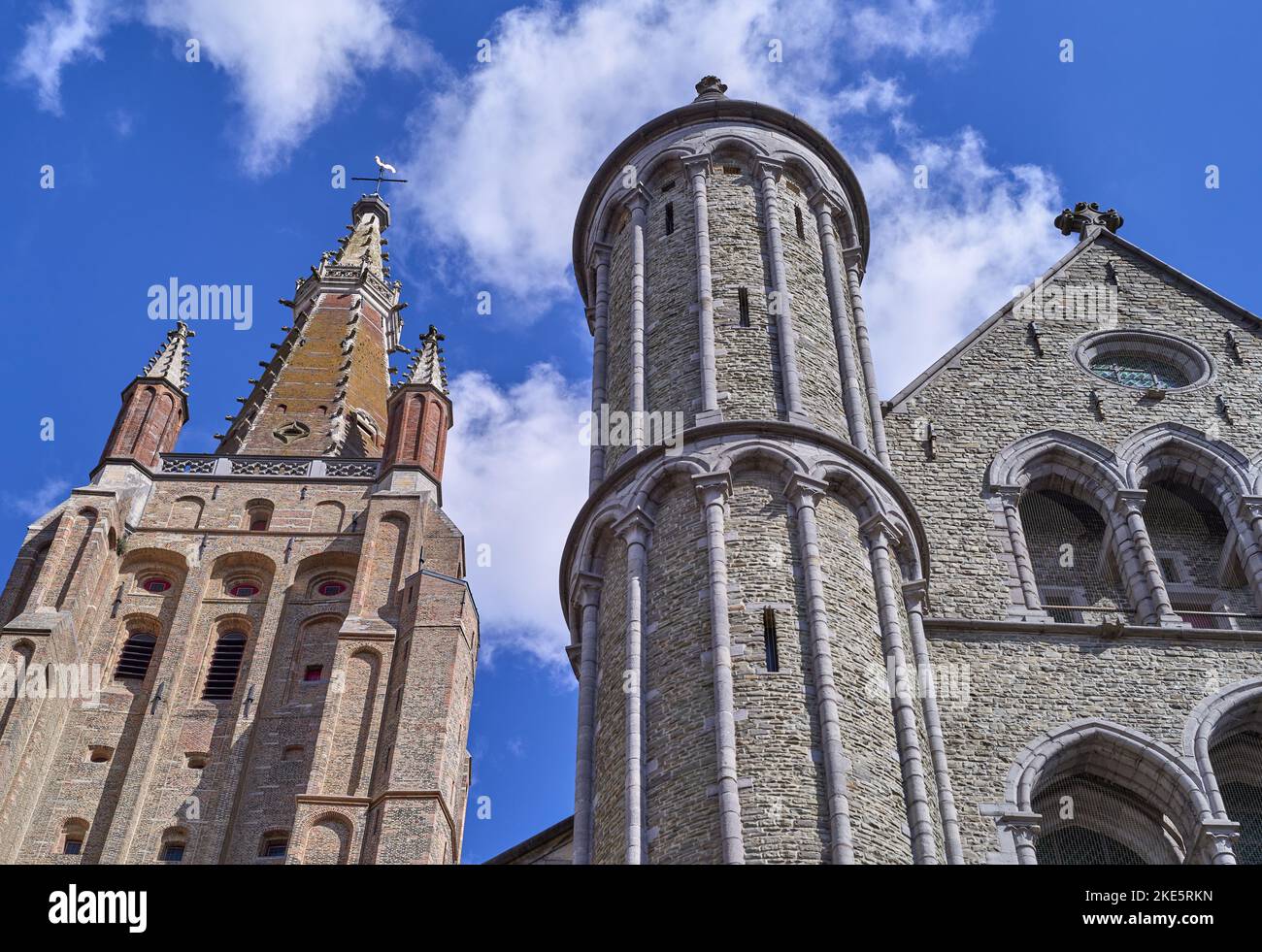 Brügge, Belgien, Blick nach oben auf die Hauptfassade und den Glockenturm der Liebfrauenkirche Stockfoto