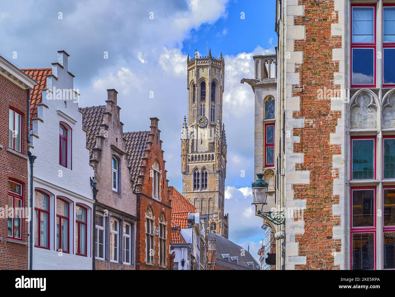 Brügge, Belgien, Architektur der Altstadt mit dem mittelalterlichen Glockenturm Berlfry im Hintergrund Stockfoto