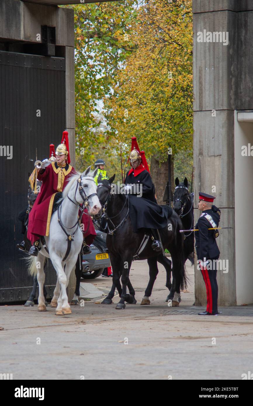 London, Großbritannien. 10.. November 2022. Kit Ride und Passing Out Parade für Haushalt Kavallerie montiert Regiment. General Sir Adrian Bradshaw KCB OBE GL untersuchte die neueste Trikotfahrt des Household Cavalry Mounted Regiment in den Knightsbridge Barracks und im Hyde Park in der Rotten Row. Der kommandierende Offizier ist Oberst Thomas Armitage. Kredit: Peter Hogan/Alamy Live Nachrichten Stockfoto