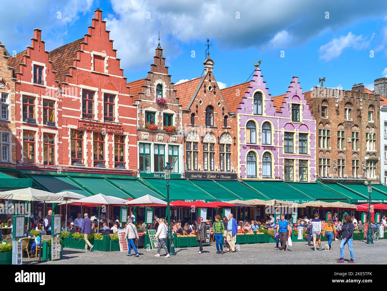 Brügge, Belgien - 7. September 2018: Die mittelalterlichen Häuser mit Kaffee und Restaurants auf dem Marktplatz Stockfoto