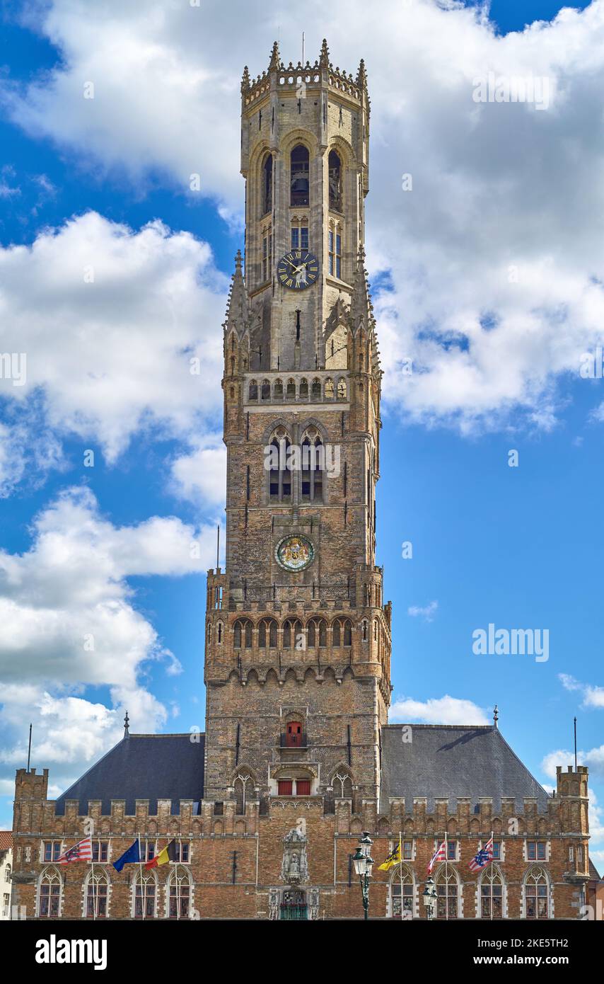 Brügge, Belgien, Blick nach oben auf den mittelalterlichen Glockenturm von Berlfry am Marktplatz Stockfoto