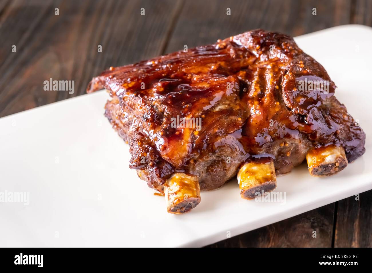 Grillen Sie Schweineribs auf dem weißen Teller Stockfoto