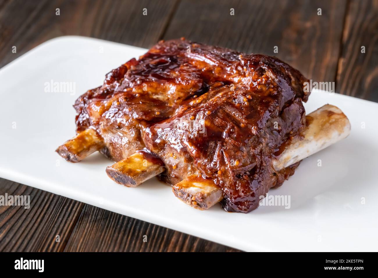 Grillen Sie Schweineribs auf dem weißen Teller Stockfoto