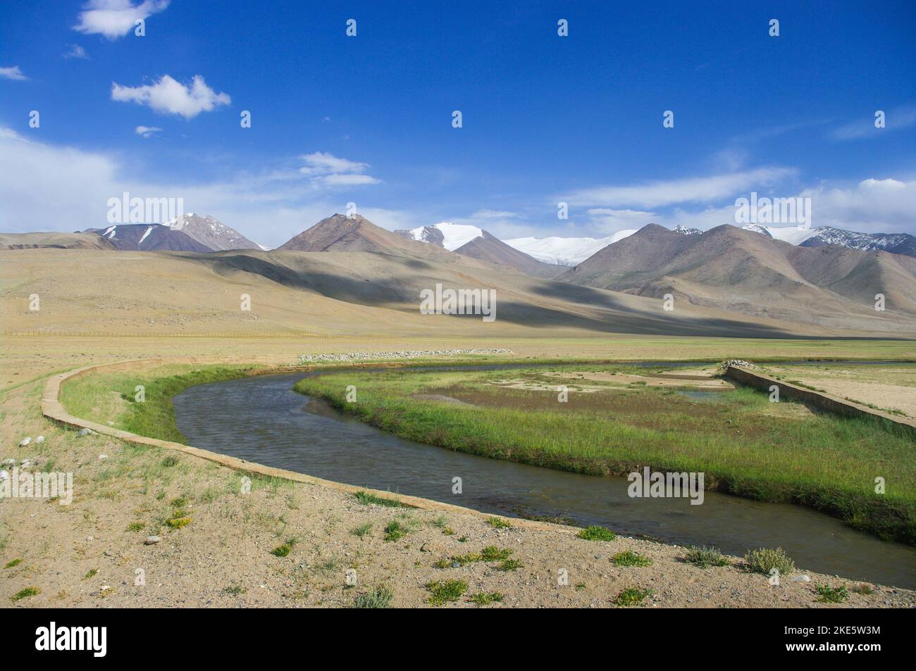 Bunte Landschaft mit Fluss und schneebedeckten Bergen entlang des Pamir Highway zwischen AK Baital und Karakul, Murghab, Gorno-Badakshan, Tadschikistan Stockfoto