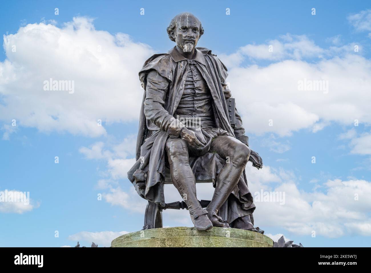 Nahaufnahme der Statue von William Shakespeare, Mittelstück des Gower Memorial in Bancroft Gardens, Stratford-upon-Avon, Warwickshire, Großbritannien am 8. November Stockfoto