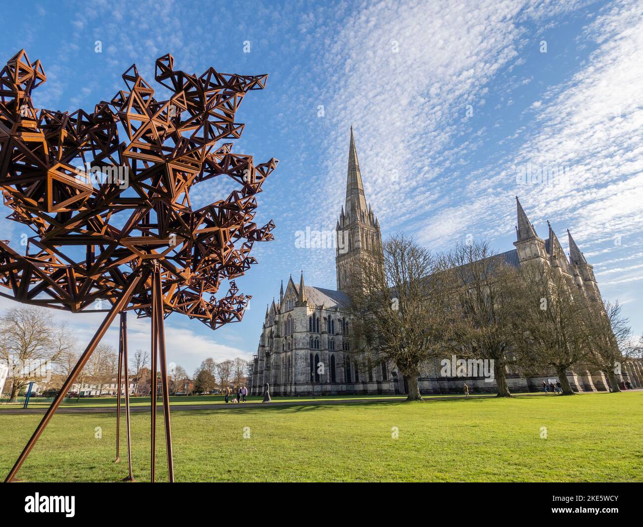 Skulptur - das verblüffte Licht der Sonne von Conrad Shawcross, Salisbury Cathedral, Salisbury, Wiltshire Stockfoto