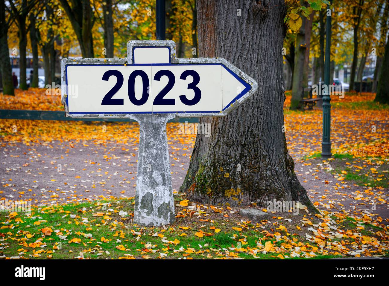 2023 geschrieben auf einem alten französischen Straßenschild, Herbsthintergrund Neujahr Grußkarte Stockfoto