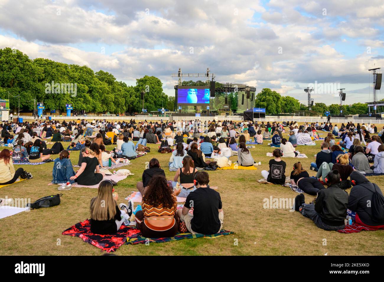 Leute, die im Hyde Park ein Open-Air-Kino sehen Stockfoto