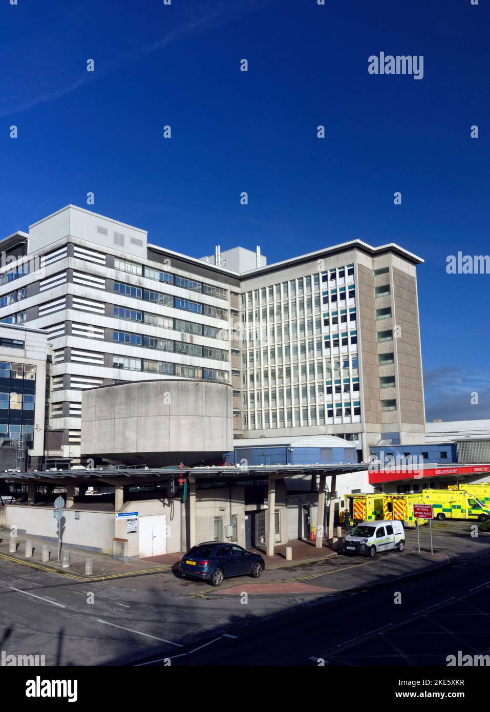 Ambulance Bay, University Hospital of Wales, Heath Park, Cardiff, Wales, Großbritannien. Stockfoto