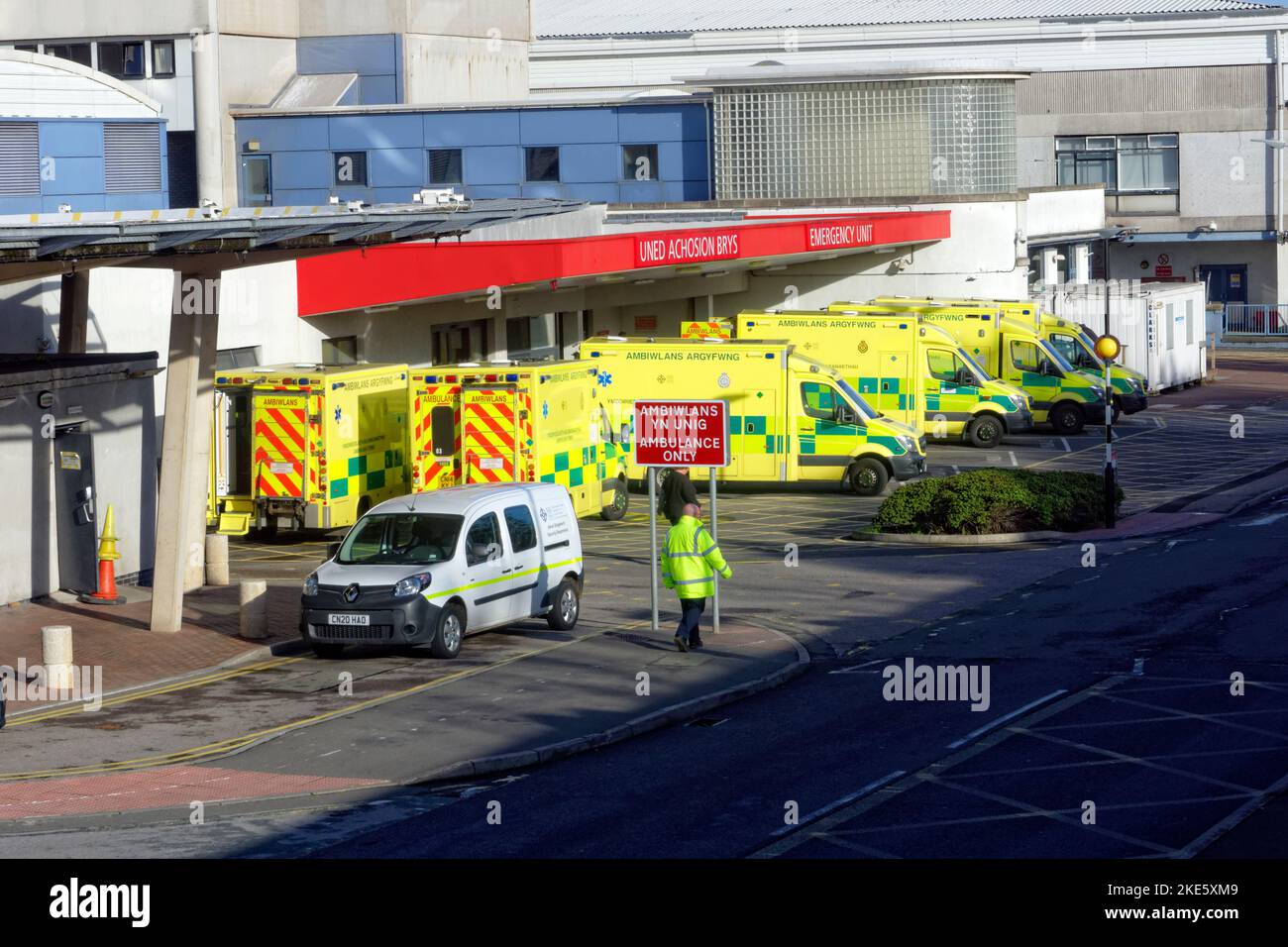 Ambulance Bay, University Hospital of Wales, Heath Park, Cardiff, Wales, Großbritannien. Stockfoto