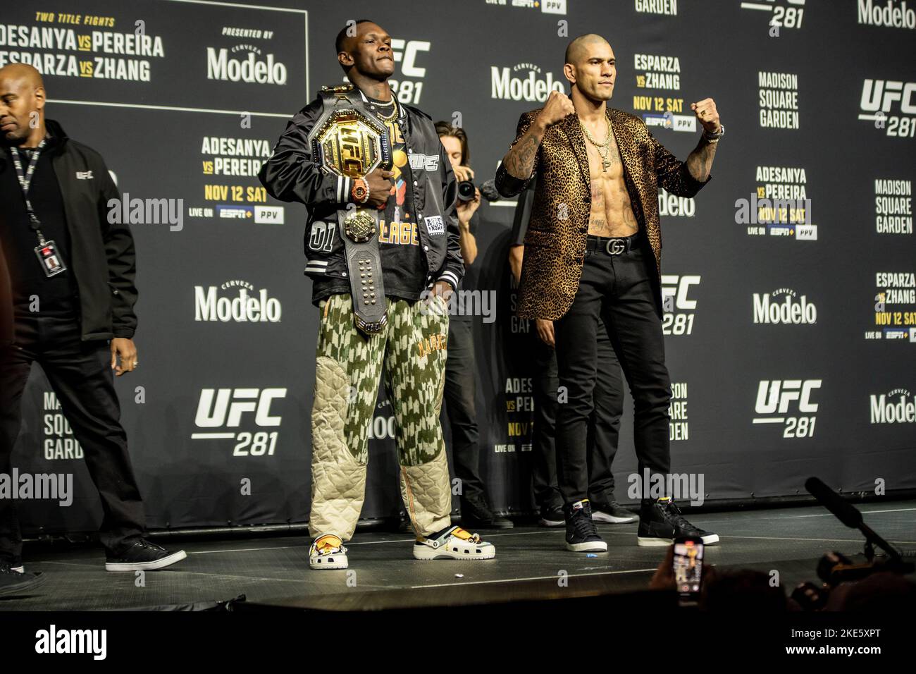 NEW YORK, NY - 9. NOVEMBER: Israel Adesanya (Champion) und Alex Pereira treten am Samstagabend im Madison Square Garden vor ihrem UFC-Titelverteidiger im Mittelgewicht auf (Foto von Matt Davies/PxImages) Stockfoto