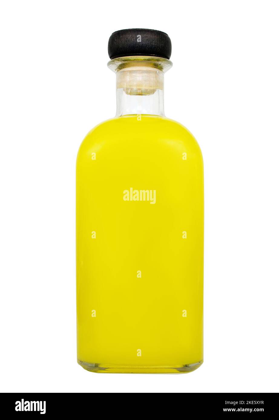 Schöne isolierte Flasche mit schwarzem Stopfen und gelber Flüssigkeit im Inneren. Stockfoto
