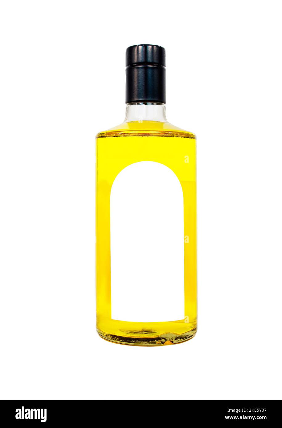 Flasche mit schwarzem Deckel und leerem Etikett isoliert mit Getränk oder Flüssigkeit der gelben Farbe. Stockfoto