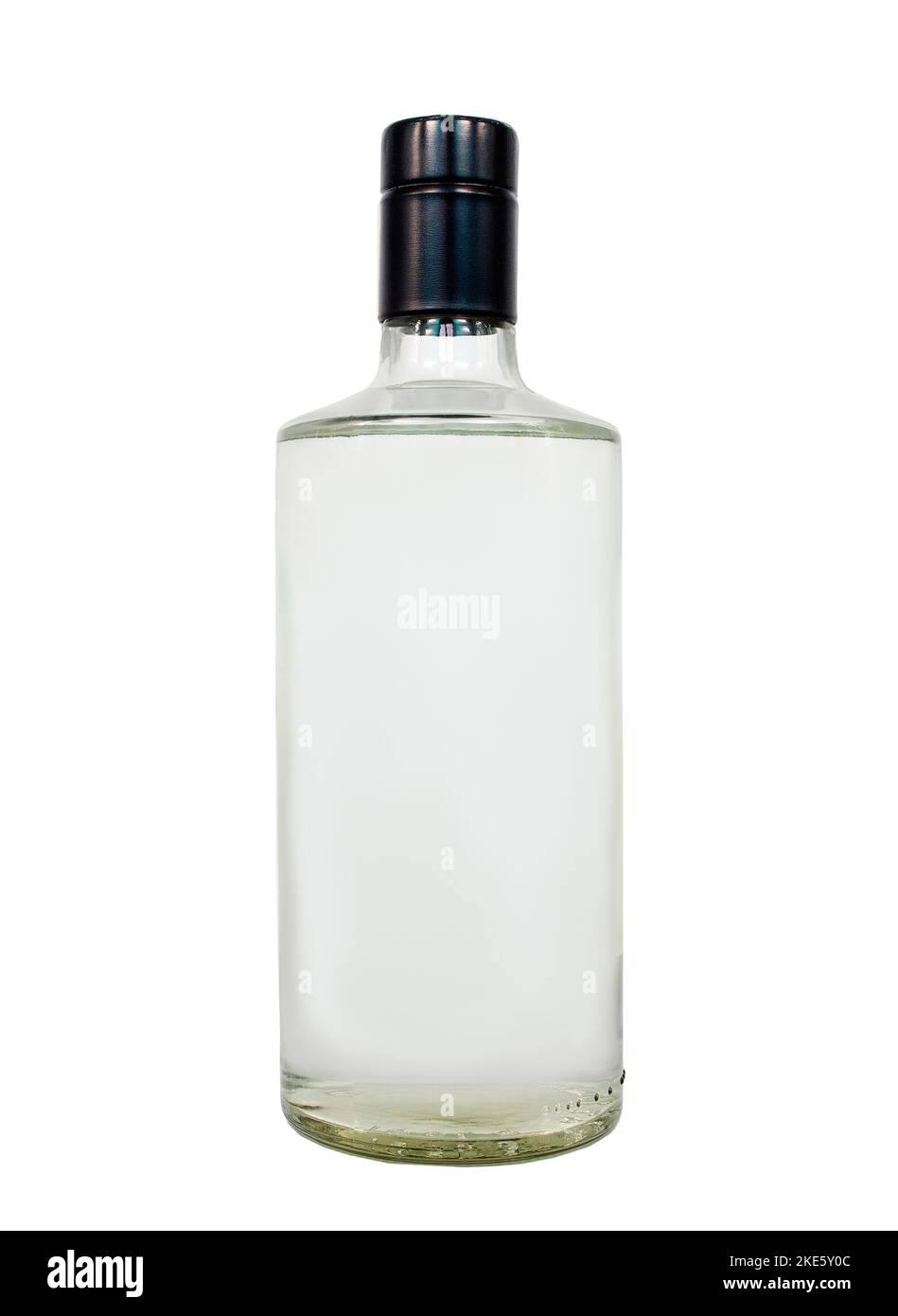 Isolierte schwarze Flasche mit transparentem Getränk oder Flüssigkeit. Stockfoto