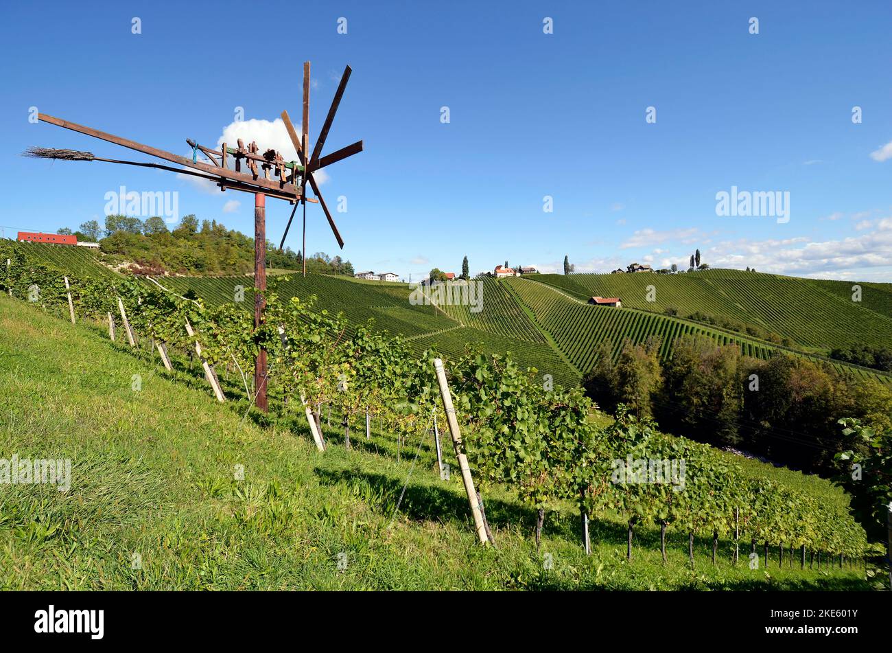 Österreich, traditionelle Klapotez Vogelscheuche und Weinberge an den steilen Hängen an der steirischen Weinstraße ist die hügelige Landschaft auch als die bekannt Stockfoto