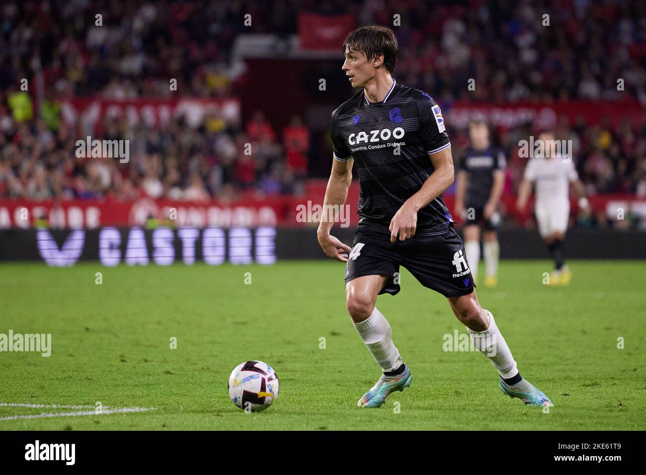 Sevilla, Spanien. 09.. November 2022. Robin Le Normand (24) von Real Sociedad beim LaLiga Santander-Spiel zwischen dem FC Sevilla und Real Sociedad im Estadio Ramon Sanchez Pizjuan in Sevilla. (Foto: Gonzales Photo/Alamy Live News Stockfoto