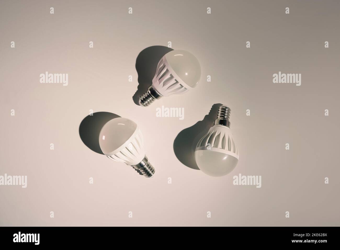 Drei LED-Leuchten auf weißem Hintergrund. Energiesparende Technologie. Niedriger Beleuchtungswinkel. Stockfoto