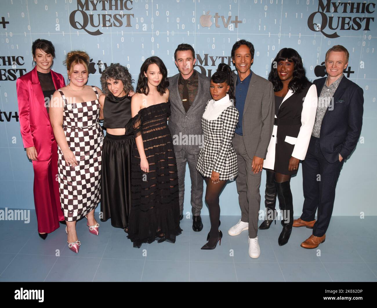 9. November 2022, Hollywood, Kalifornien, USA: (L-R) Megan ganz, Jessie Ennis, Ashly Burch, Charlotte Nicdao, Rob McElhenney, Imani Hakim, Danny Pudi, Naomi Ekperigin und David Hornsby nehmen an der Apple TV+-Komödie â€œMythic Questâ Teil (Kreditbild: © Billy Bennight/ZUMA Press Wire) Stockfoto