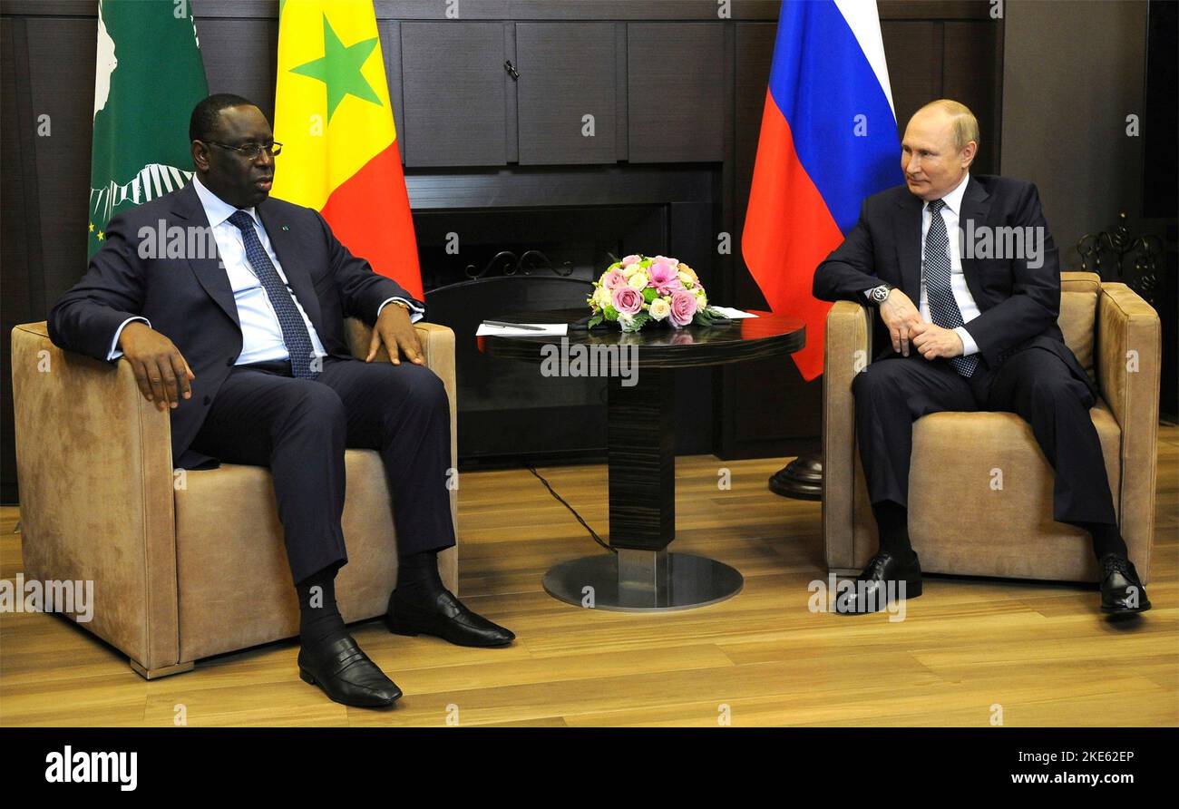 Sotschi, Russland. 03. Juni 2022. Der russische Präsident Wladimir Putin, rechts, hört dem senegalesischen Präsidenten und dem Vorsitzenden der Afrikanischen Union, Macky Sall, links, während eines persönlichen bilateralen Treffens in der Residenz Bocharov Ruchei am 3. Juni 2022 in Sotschi, Russland, zu. Putin lud Sall ein, um über die Wiederaufnahme der Getreidelieferungen aus der Ukraine zu diskutieren. Quelle: Mikhail Klimentyev/Kremlin Pool/Alamy Live News Stockfoto