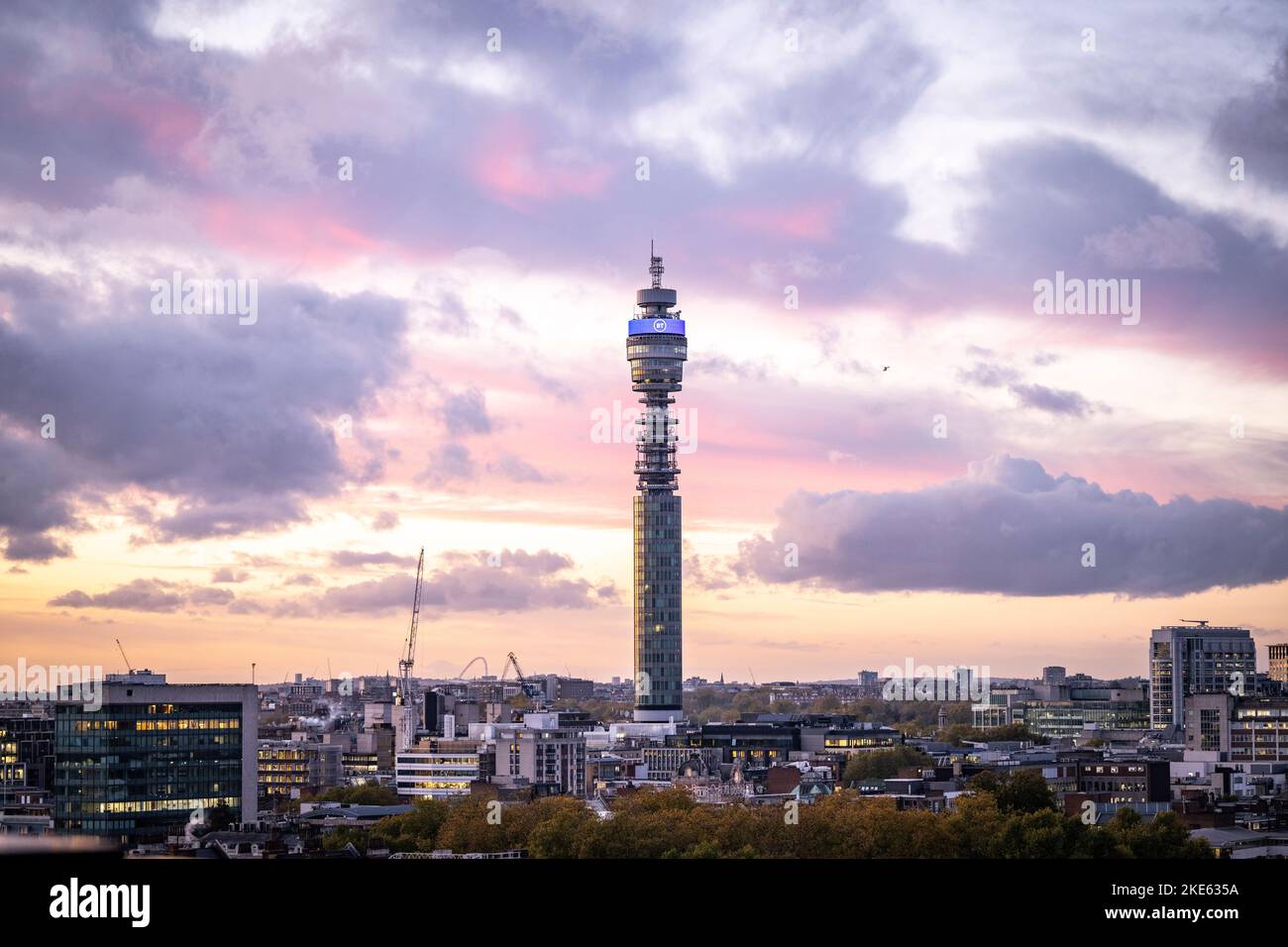 British Telecom Tower und die Skyline von London in der Abenddämmerung Stockfoto