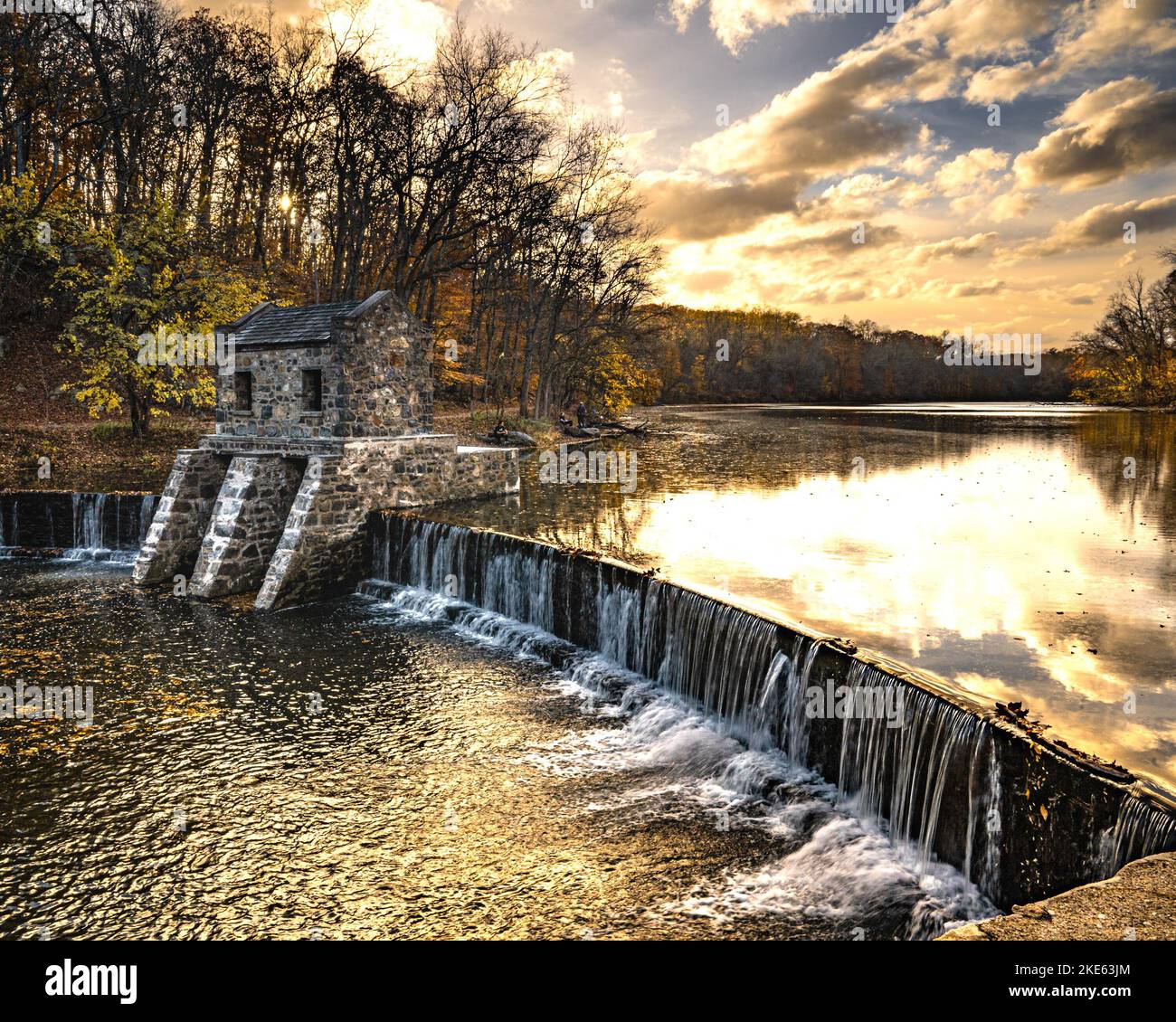 Morristown, NJ - USA - Nov 5, 2022 eine herbstliche horizontale Ansicht des historischen Speedwell-Staudamms aus Stein von New Jersey während des Sonnenuntergangs. Stockfoto