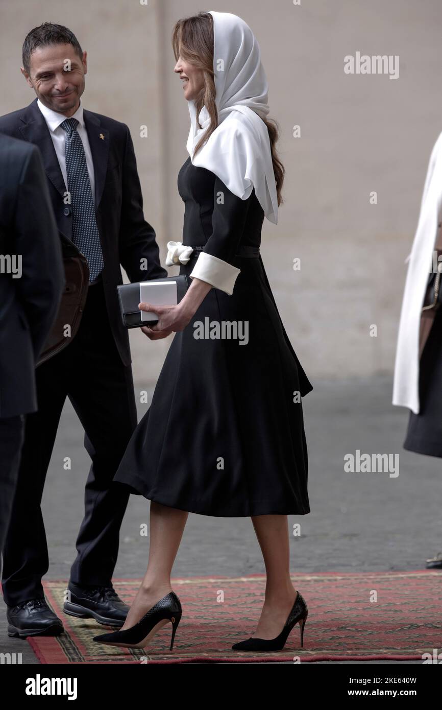 Vatikanstadt, Vatikan, 10. November 2022. Die Königin von Jordanien, Rania Al-Abdullah, verlässt den Vatikan am Ende einer privaten Audienz mit Papst Franziskus. Maria Grazia Picciarella/Alamy Live News Stockfoto